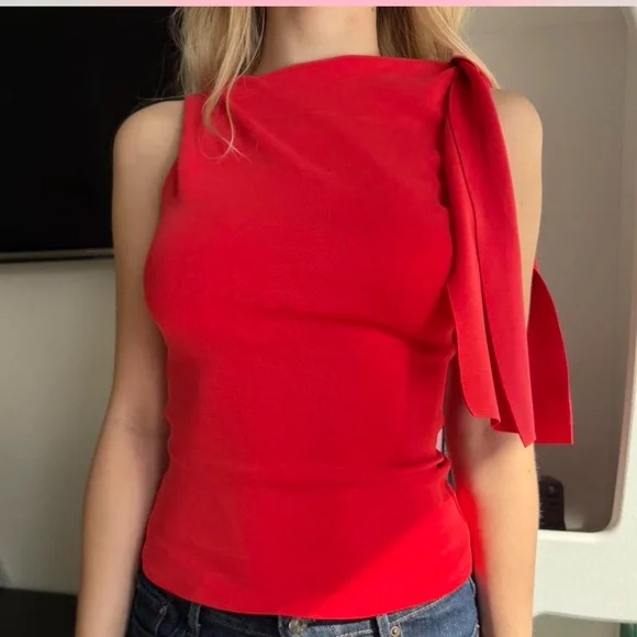 Elegant Red Sleeveless Blouse - Picture 3 of 3